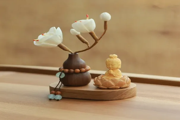 Serene Buddhist - themed Ornament: Mini Buddha Statue with Lotus Flower Vase, Ideal for Zen - style Home Decor